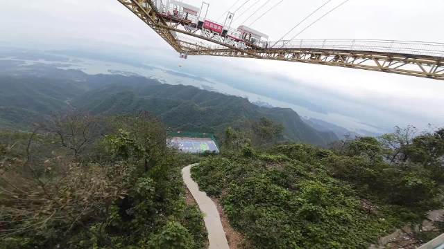 健身达人挑战千岛湖悬崖秋千，三千公里打卡沪马探险乐园