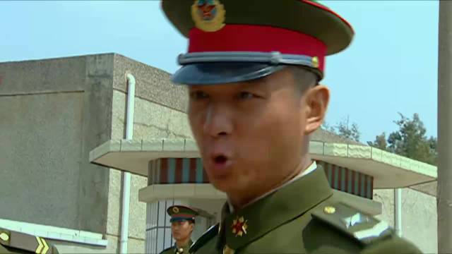 士兵突击：伍六一实惨！为挽留许三多打破所有底线，背处分还挨揍！