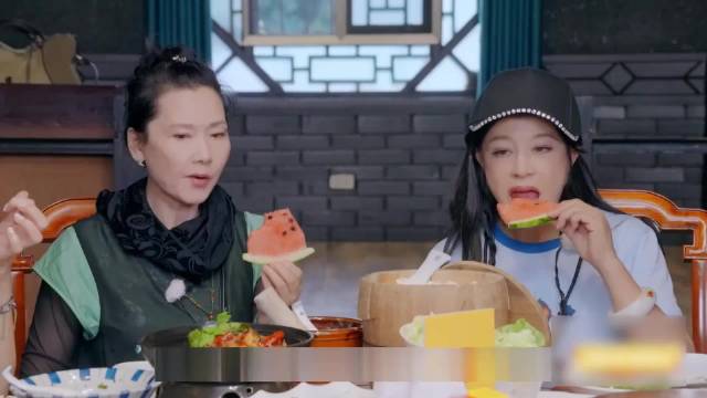 看到这季等晓庆姐吃完，上季李小冉先散场，才懂了餐桌礼仪见人品