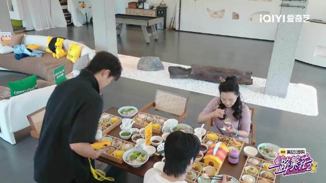 何赛飞向赵柯淳邵子恒安利九年独头蒜，强调蒜皮精华