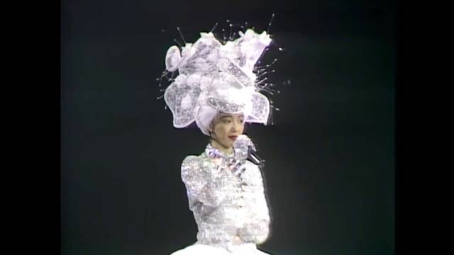 陈慧娴《千千阙歌》复古舞台魅力引下班时光共鸣