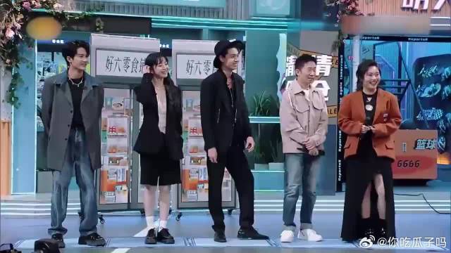 魏大勋被人摸了耳垂，一脸的怨言，简直笑不活了