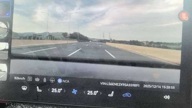 阿维塔NCA状态下80公里时速追尾货车