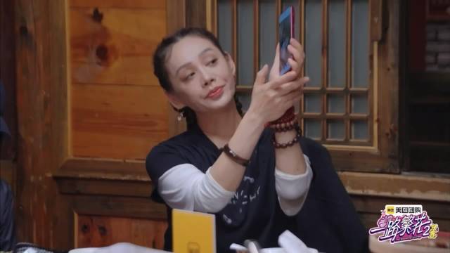 何赛飞尝折耳根当场吐掉，刘晓庆宁静大快朵颐