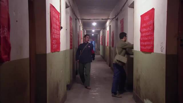 金婚：旅馆的床被摇塌，隔壁革命小将闻风而动，夫妻被当搞破鞋的