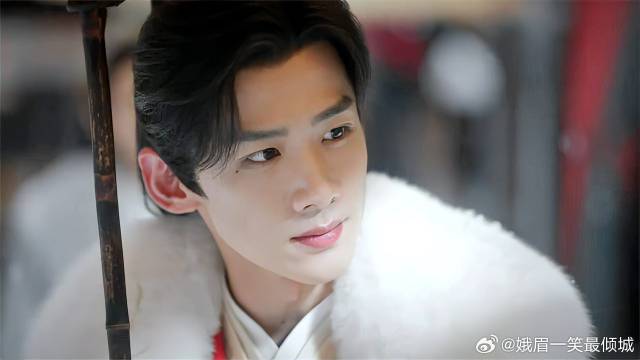 白敬亭雪中对宋轶一见钟情这幕，连看50遍都不够，太美了