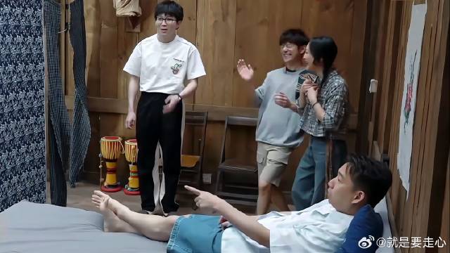 周迅扎两个小辫子出镜，黄磊看呆了，直言：就是个小姑娘！