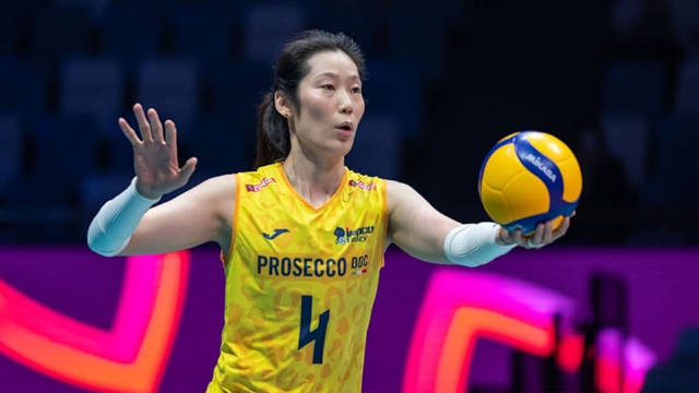 18-22落后！女排世俱杯危在旦夕，结果朱婷上演1扣4发临危救主