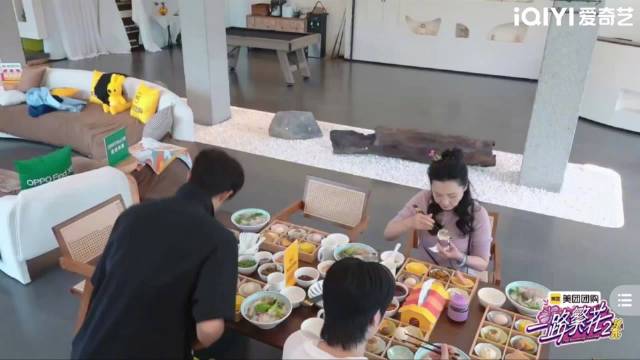 何赛飞端出9年独头蒜投喂，赵柯淳吐皮被喊停后秒嗦回