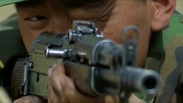 老马是702团最好的班长，也是许三多第一个贵人