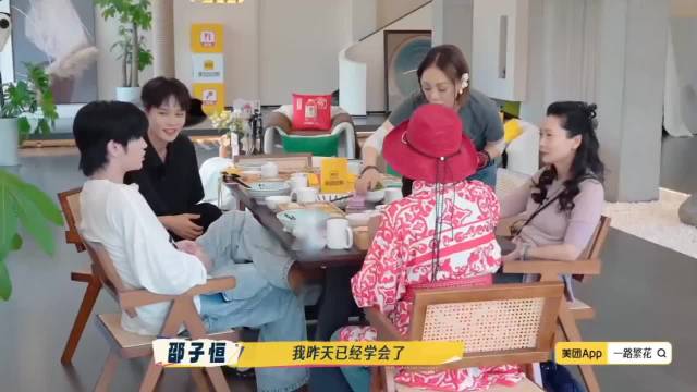 何赛飞片场指导邵子恒演技，聚餐亲切称其儿子