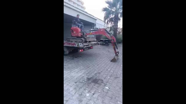 一台小型挖掘机是如何从卡车上下来的