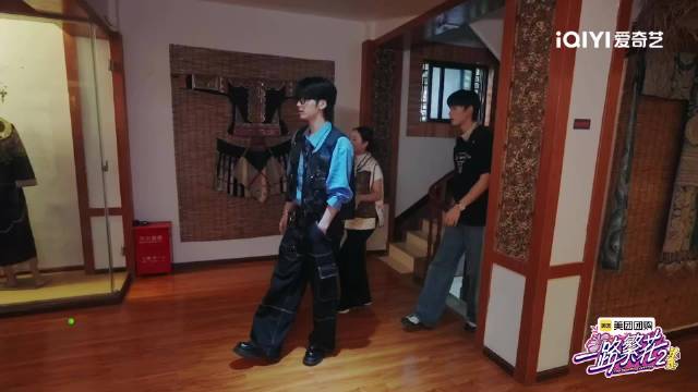 何赛飞参观民族服饰博物馆激动落泪