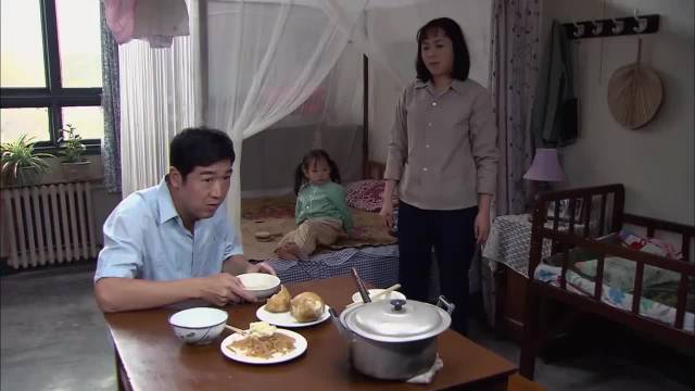 金婚：人人面黄肌瘦，庄嫂却生龙活虎，原来乡下的娘家私货不少