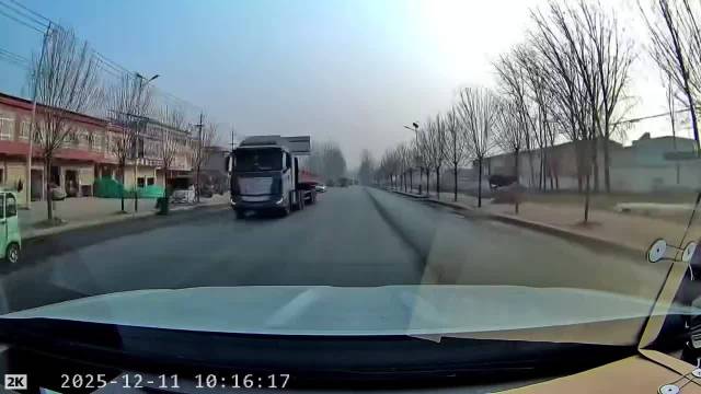 乡村小路减速慢行，躲过了电瓶车却撞上了大货车