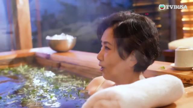 《带阿姐看世界》，罗家英汪明荃热石浴，老夫老妻好甜