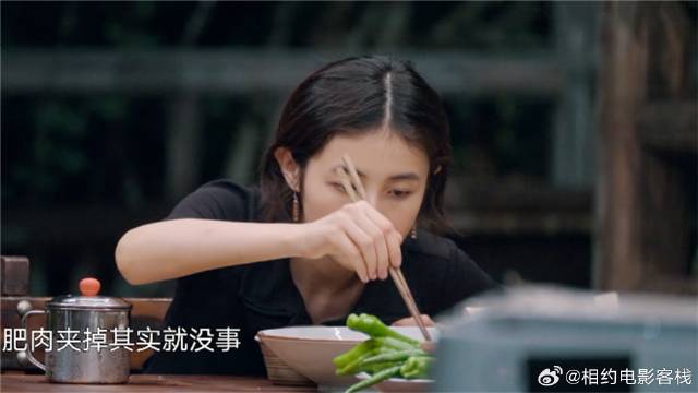 张子枫怕胖不敢多吃，大伙走后她却偷吃，一口一块大排骨