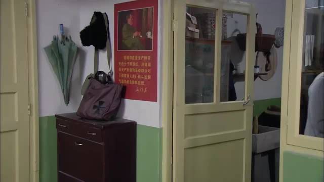 金婚：方卓娅偶遇佟志，激动往他身上扑，哪像俩孩子的妈