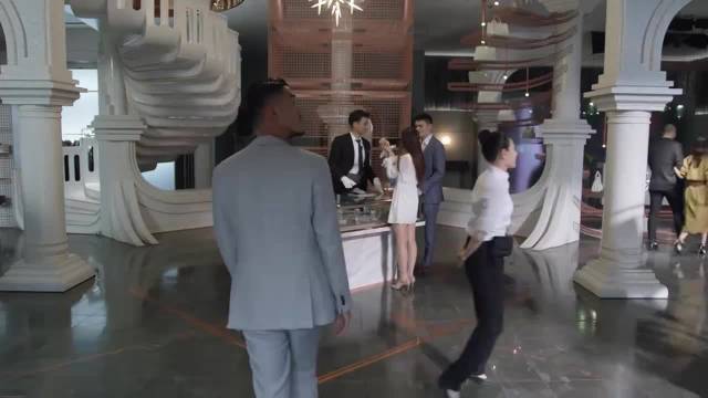 柜姐遇富豪追求心跳加速，三十而已剧情引热议