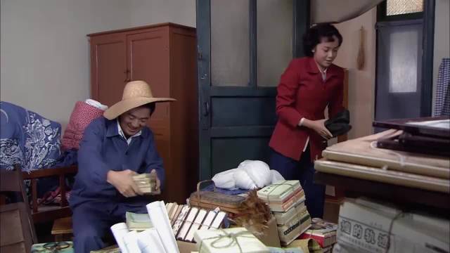 金婚：庄嫂给佟志送梨汤，进门见文丽表情凝固，一句不说就撤