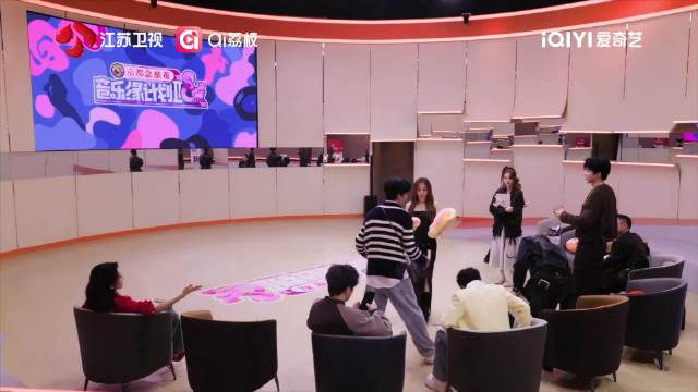 黄子弘凡张靓颖赠礼引发刘宇宁即兴巴掌赛