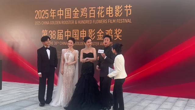 倪妮搂肩邓超显亲密，男方挣脱显拘谨