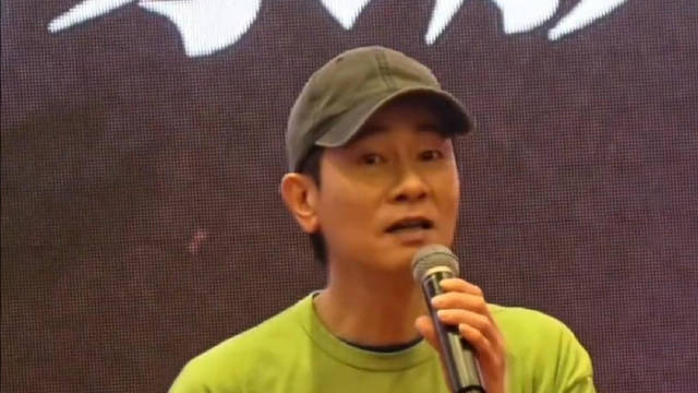 陈小春买下AI翻唱版权，演唱会现场演绎《街角的晚风》