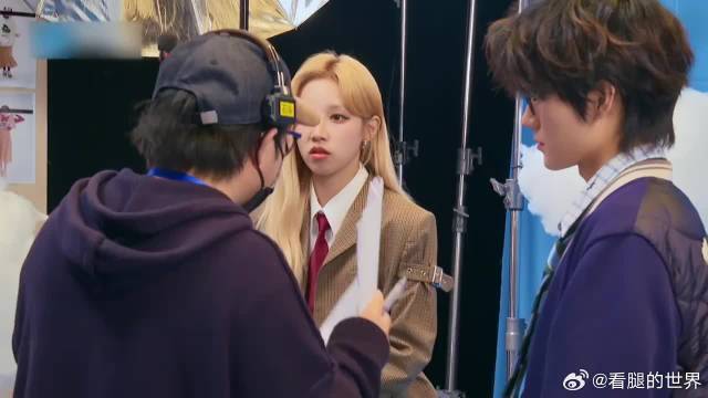 难怪能在韩国女团出道！宋雨琦金发出场，美得像洋娃娃