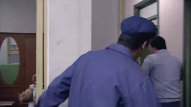 金婚：一群小伙子搬完家，一盘拍黄瓜配上杂酱面，啤酒下肚舒坦了