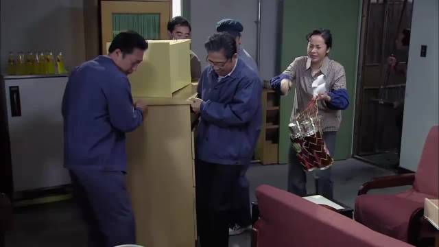 金婚：庄嫂更年期训大庄，给佟志吓一愣一愣，这段爆笑！