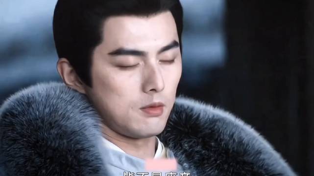 41岁叶祖新颠覆娃娃脸形象，红衣黑袍气场全开