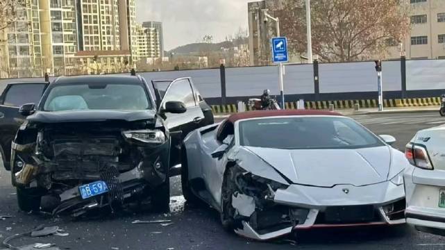 兰博基尼借直行道绿灯违规左拐引质疑