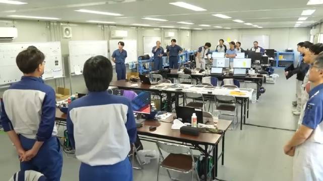 日本测试斯巴鲁喷气式迷你无人机，五架同步机动