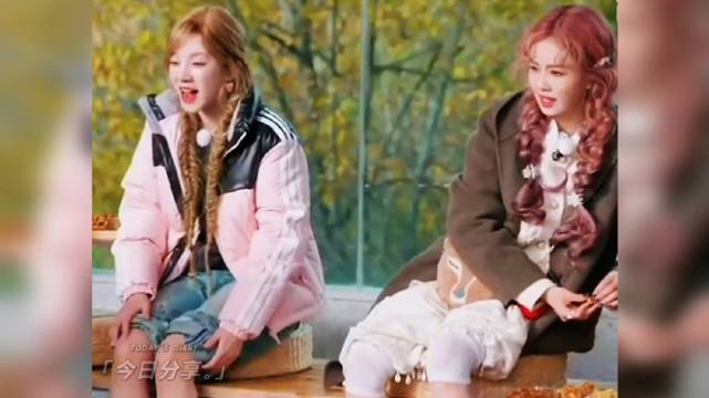 《奔跑吧》成员洗脚互动欢乐不断