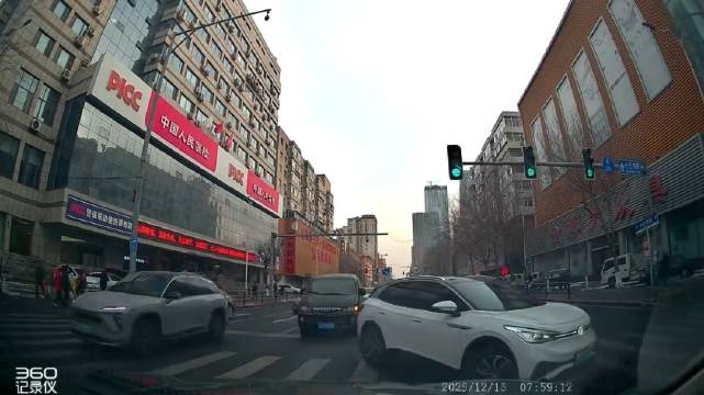 对面司机着急拐弯连成排，没想到视频车司机根本刹不住