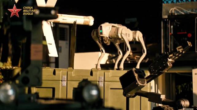 中国军号展示无人装备震撼画面，机器狼头雷达旋转配乐引关注
