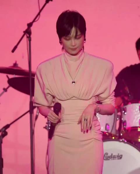 谁还没有听过李宇春的《下个，路口，见》啊，这首可是统治彩铃时代的歌了