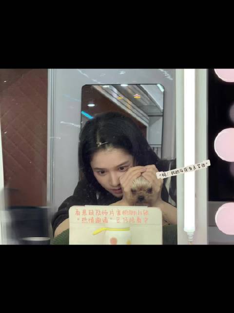 张婧仪零碎日常plog，看悬疑恐怖片害怕就拉着豆仔一起看，萌成啥样了