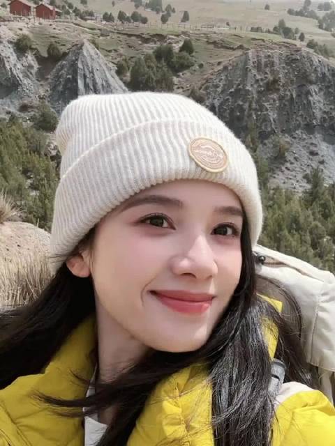 笑起来的样子也太明媚了吧，好喜欢她啊，太有冬天的感觉了