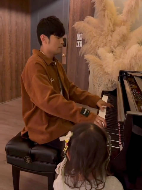 周杰伦弹钢琴宠溺注视小女儿