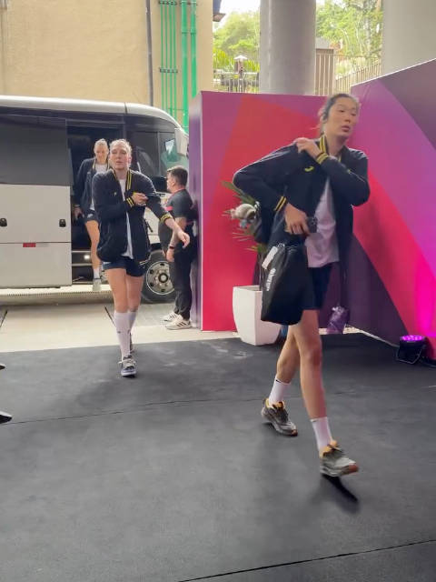 科內利亚诺到达比赛场馆