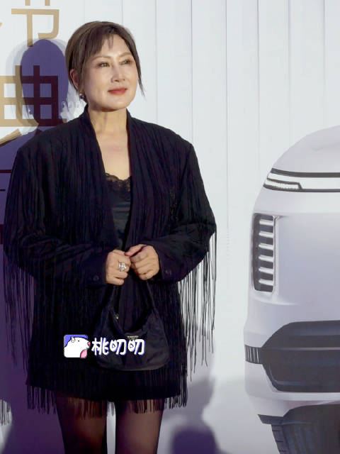 张凯丽黑丝造型亮相新时代国际电影节