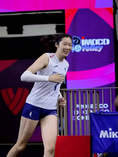 科内利亚诺球员进入比赛场地