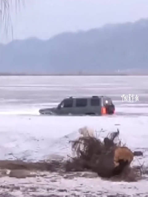 冰面破裂越野车落水目击者发声叫了救援，车里人安全上岸