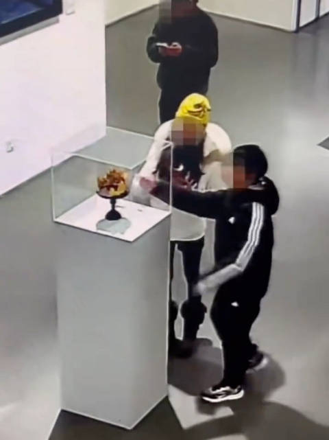 张凯毅因凤冠事件1个月掉粉23万