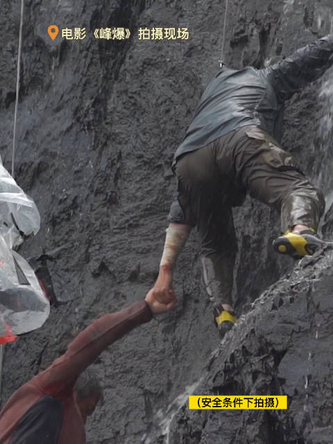 朱一龙黄志忠雨中攀岩戏默契十足