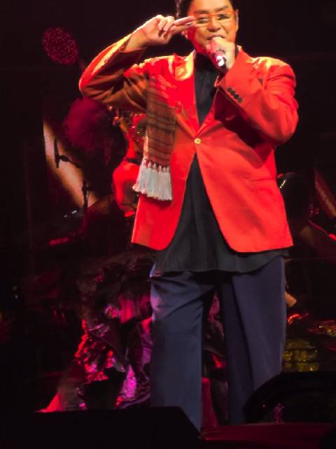 谭咏麟澳门收官场演绎《火美人》新动作