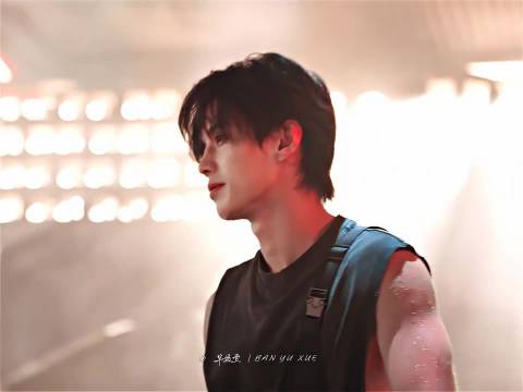 何与肌肉线条引关注，香汗淋漓荷尔蒙十足