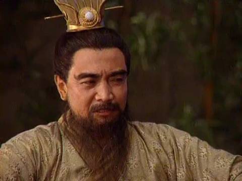 曹操突指我为英雄，心惊胆战，借雷声掩饰，身处许都如履薄冰，需步步为营