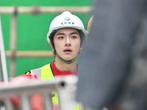 谁家建筑工人出来了 林一你怎么带个工人头盔也这么帅啊…..